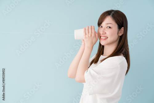 糸電話で会話する女性、笑顔 photo