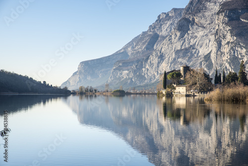 riflessi sul lago di castello e montagne