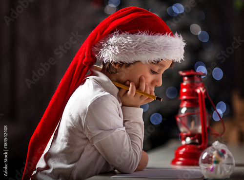 Bimbo scrive lettera a Babbo Natale photo