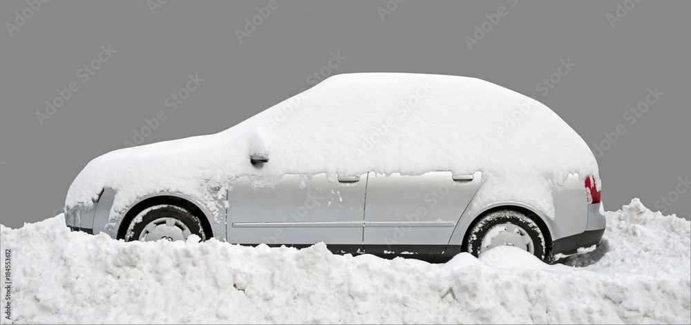 Obraz premium Silver car covered in snow
