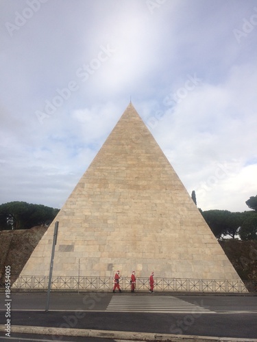 Roma , babbi natale alla piramide 