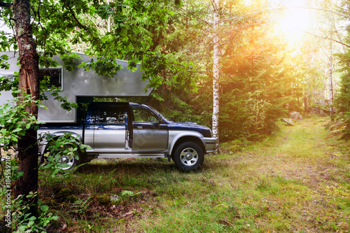 Pickup als Wohnmobil im Wald