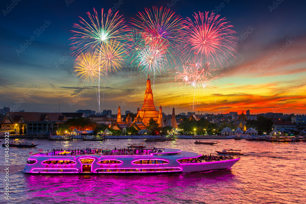 Obraz premium Fireworks at Wat arun and cruise ship in sunset time under new year celebration, Bangkok city ,Thailand