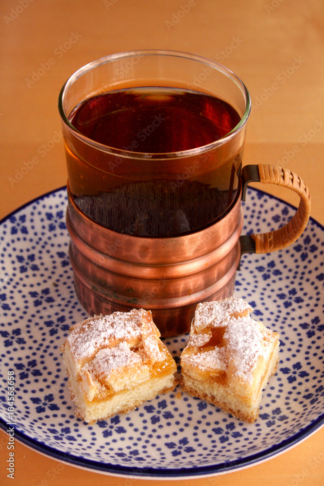 Tee mit Marillen-Marzipan-Konfekt Tee mit Marillen-Marzipan-Konfekt