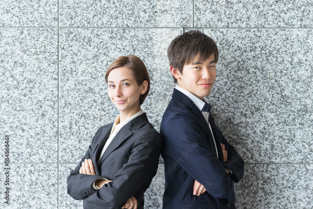 自身に満ちた表情の男女(国際化イメージ) 自身に満ちた表情の男女(国際化イメージ)