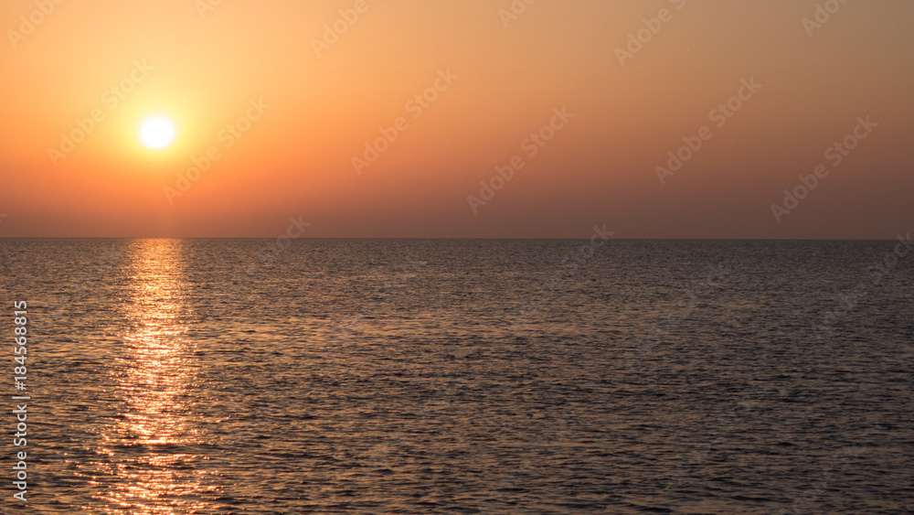Sonnenaufgang beim segeln im Mittelmeer