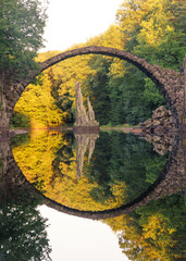 Papier peint photo Le Rakotzbrücke Rakotzbrücke à Kromlau forêt enchantée  © Luis