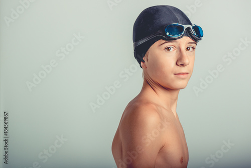 young swimmer with goggles and swimming cap © UMB-O