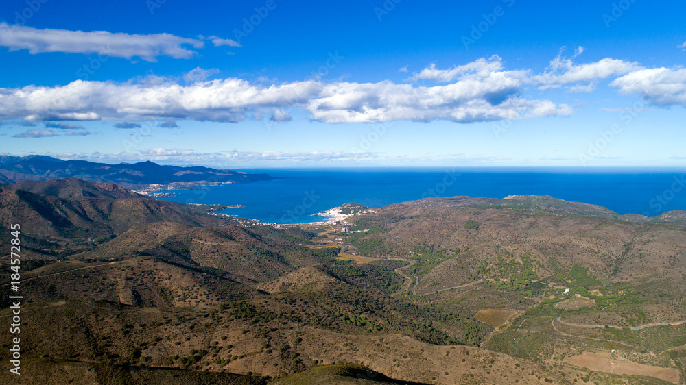 Photo aérienne de Llanca et La Selva de Mar depuis le parc naturel Cap de Creus