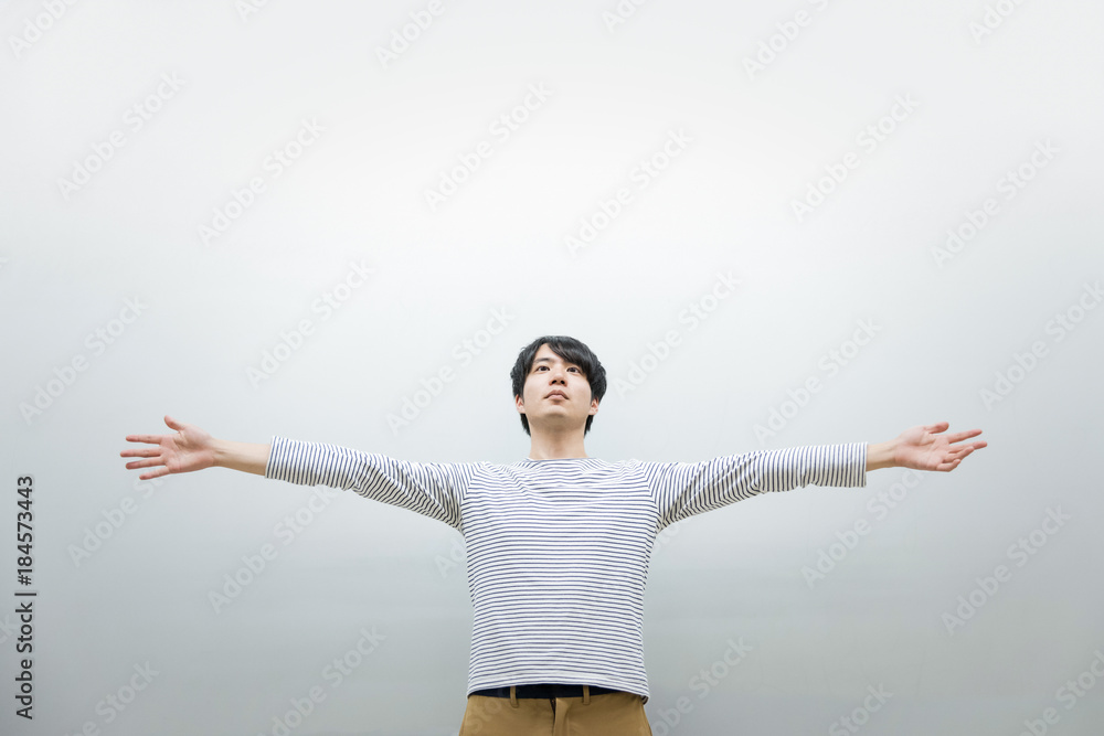 大きく手を広げる若い男性 Stock 写真 Adobe Stock