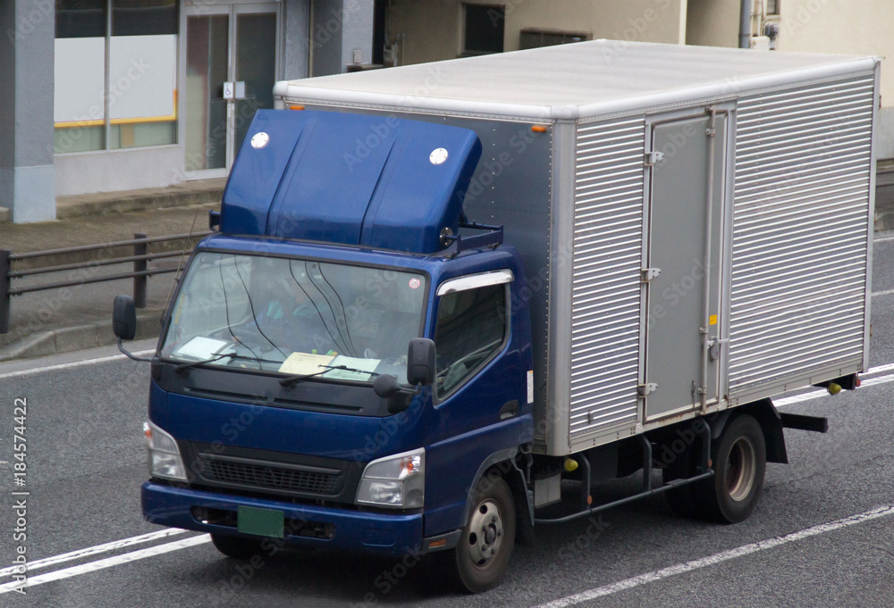 Fototapeta premium 輸送トラック 箱車