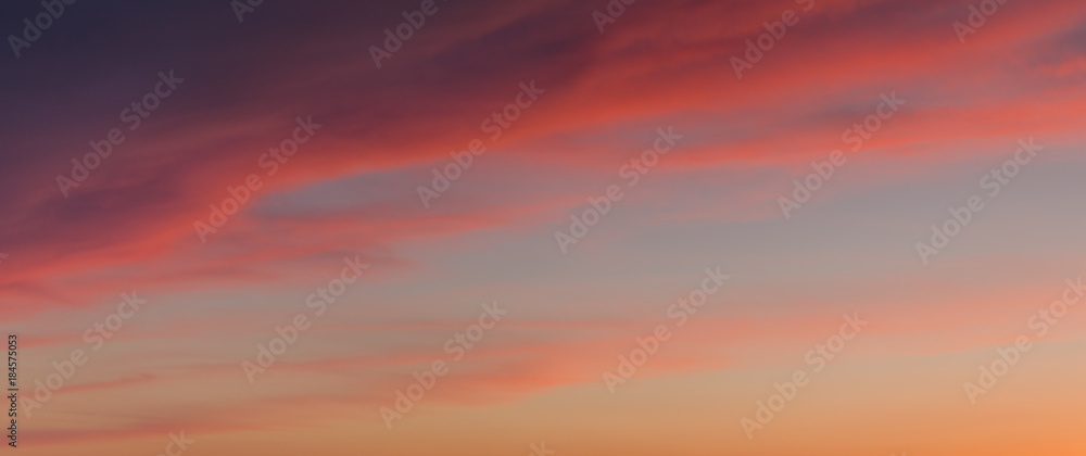 rote wolken bei sonnenuntergang panorama