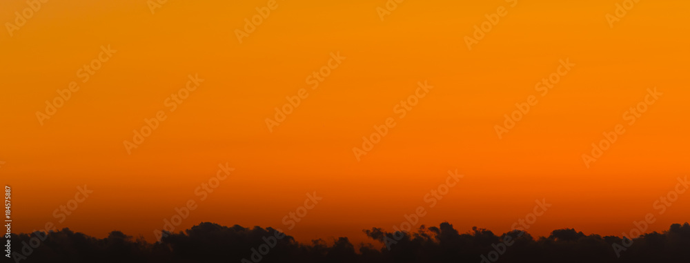 wolken mit bunten sonnenuntergang panorama wolken mit bunten sonnenuntergang panorama