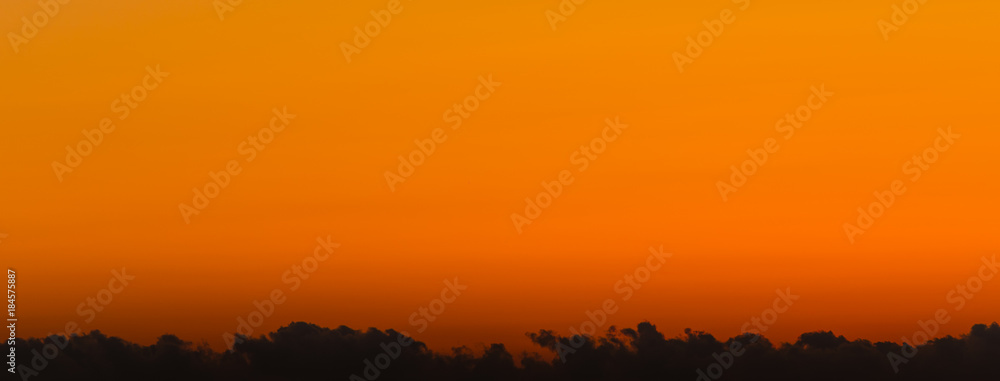 wolken mit bunten sonnenuntergang panorama