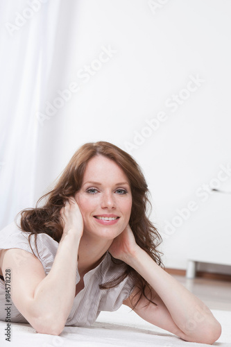 Portrait of woman on rug © Image Source RF