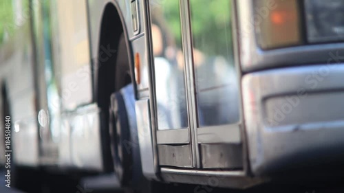 Roma, Italia. Sfocato. Fermata autobus con persone che scendono e salgono