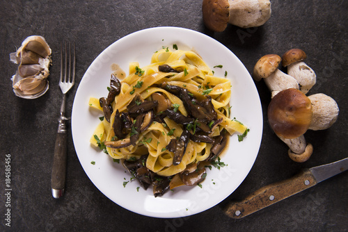 Photos Tagiatelle pasta with creamy sauce with porcini mushrooms