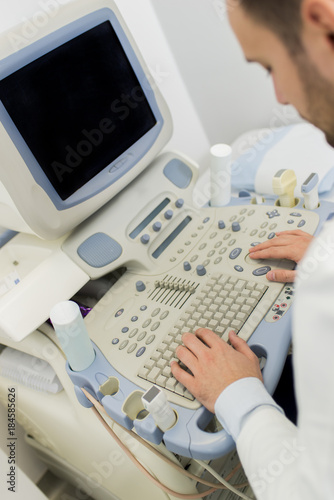 Doctor uses ultrasound to e...