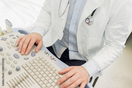 Doctor uses ultrasound to e...