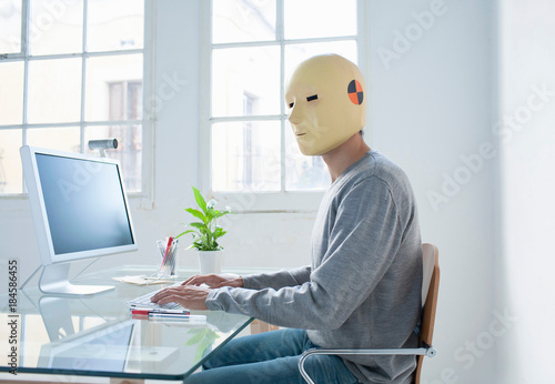 Εκτύπωση καμβά Man in crash test dummy mask in an office