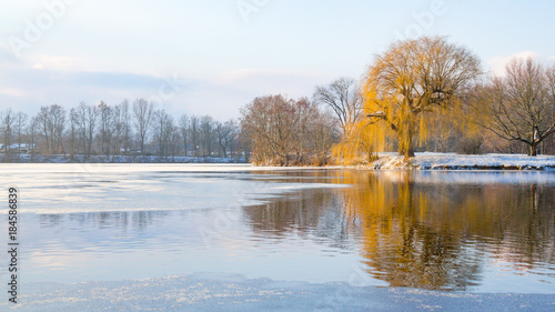 winterlicher See in Deutschland © JuliaNaether