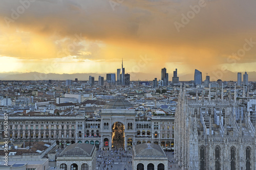 Obraz na płótnie Italy - Milan december 13,2017 - Duomo cathedral, Vittorio Emanuele Gallery and skyline during the sunset w salonie