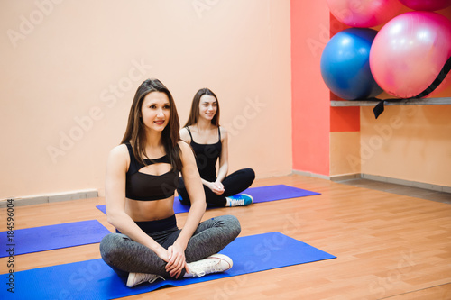 Group of sportive people in a gym - Happy sporty friends in a weight room while training - Concepts about lifestyle and sport in a fitness club