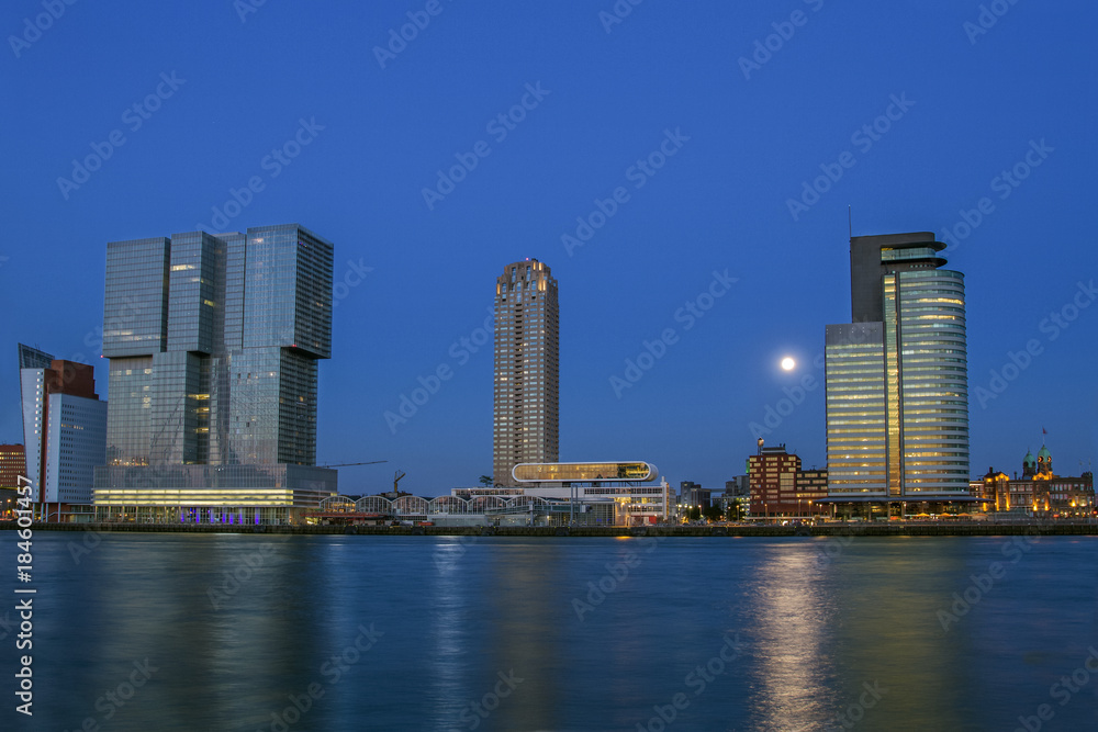Obraz premium ROTTERDAM, HOLANDIA. Centrum Rotterdamu wieczorem. Południowa Holandia. Drapacze chmur na brzegu.
