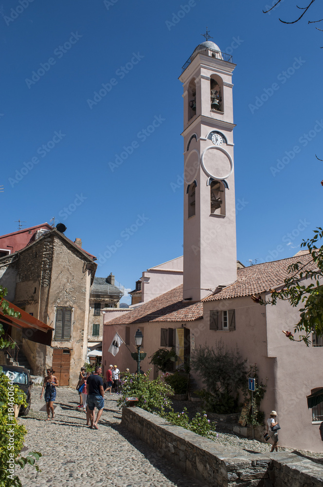 Corsica, 31/08/2017: skyline della Cittadella di Corte, famoso villaggio dell'Alta Corsica, con vista sul campanile della Chiesa dell'Annunciazione, l'edificio più antico della città (1450)