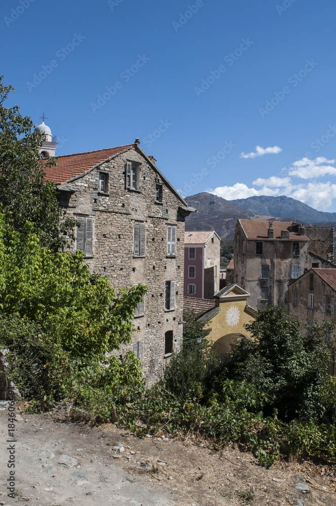 Corsica, 31/08/2017: lo skyline e vista dei vicoli della Cittadella di Corte, famoso villaggio dell'Alta Corsica, il più grande nell'entroterra dell'isola