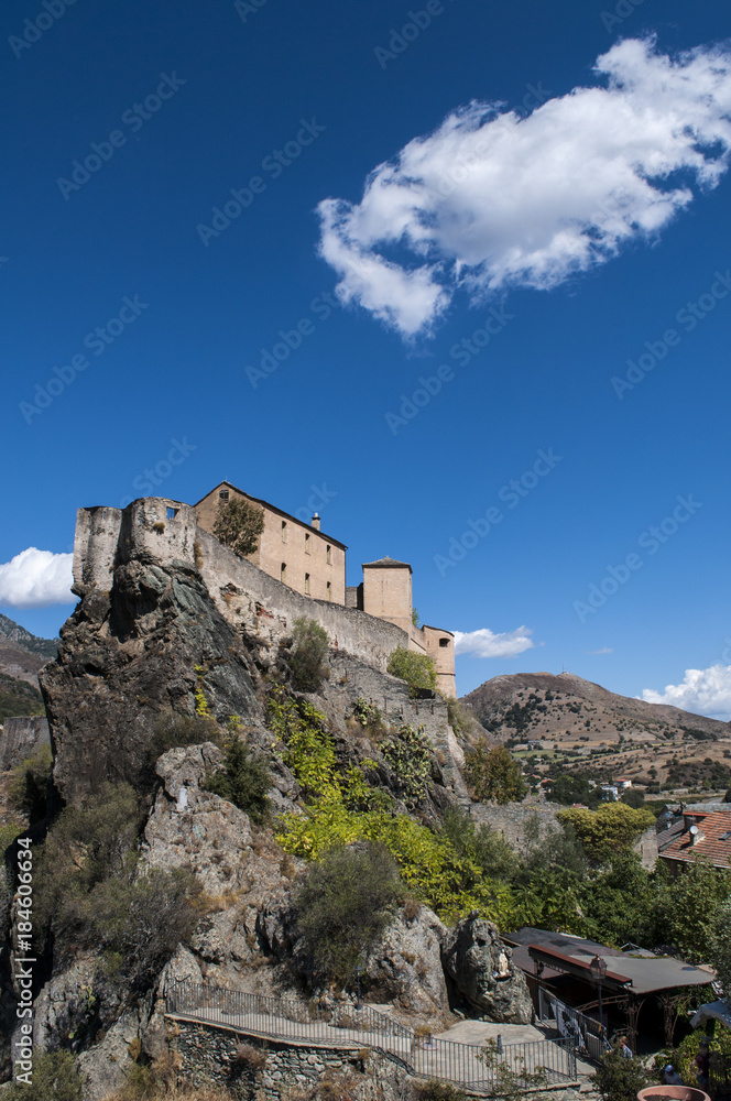 Corsica, 31/08/2017: lo skyline e la vista panoramica sulla cittadella arroccata di Corte, famoso e antico villaggio dell'Alta Corsica, il più grande nell'entroterra dell’isola