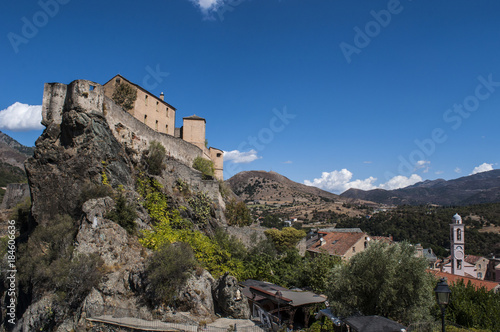 Corsica, 31/08/2017: lo skyline e la vista panoramica sulla cittadella arroccata di Corte, famoso e antico villaggio dell'Alta Corsica, il più grande nell'entroterra dell’isola © Naeblys