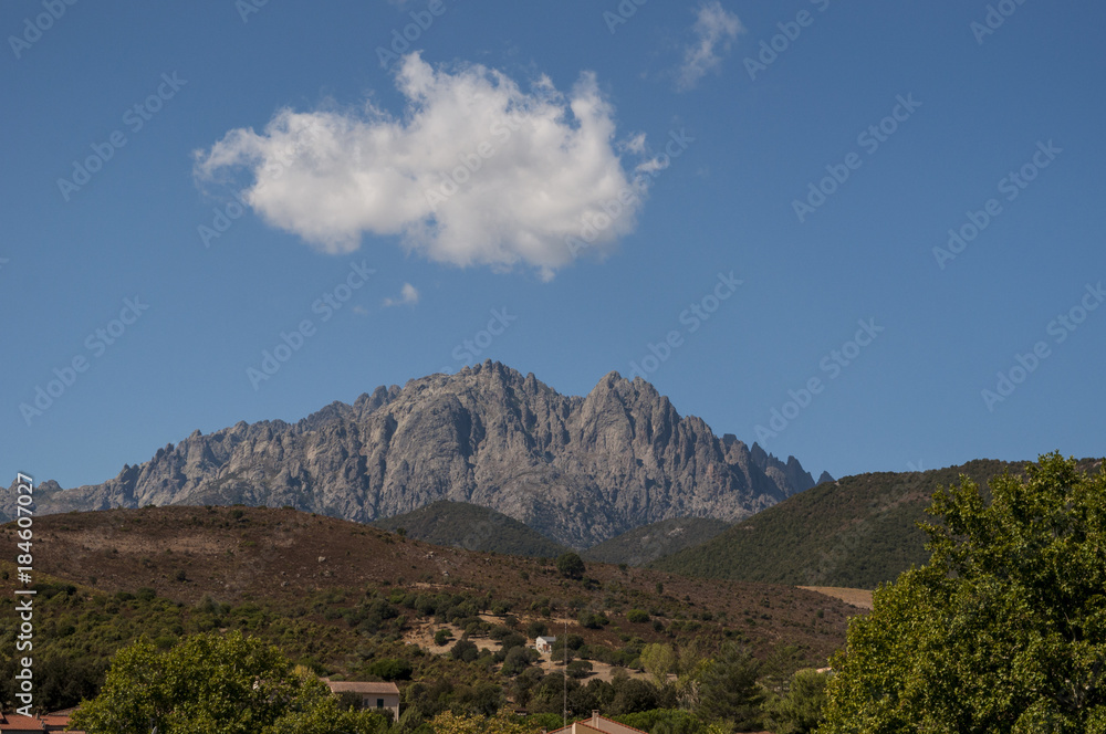 Corsica, 31/08/2017: il paesaggio selvaggio dell'entroterra corso con vista del profilo del Monte Cinto (2.706 metri), la montagna più alta dell'isola e una delle vette più importanti d'Europa