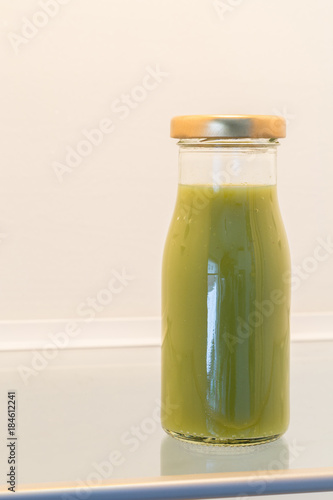 Grüner Smoothie im geöffneten Kühlschrank Konzept photo