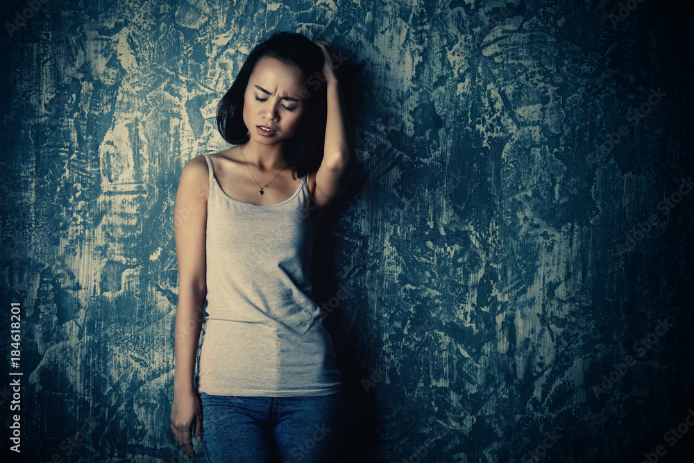 Fototapeta premium woman over grunge background