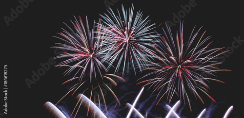 Kolorowe wybuchające fajerwerki