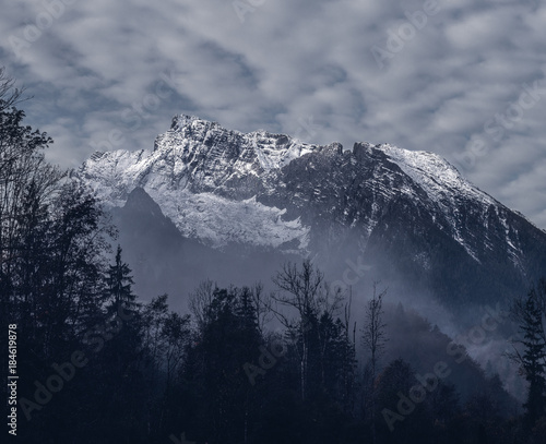 Morgenlicht trifft die Berge in den Alpen - Wald im Vordergrund photo