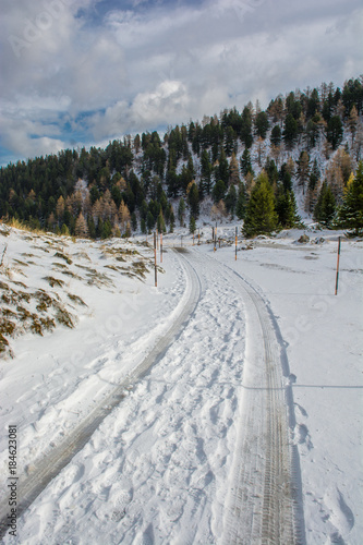Verschneite Straße in den Bergen in Österreich