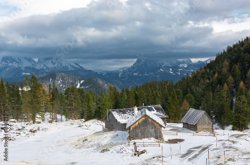 Winterlandschaft mit altem Haus in Österreich © grafxart