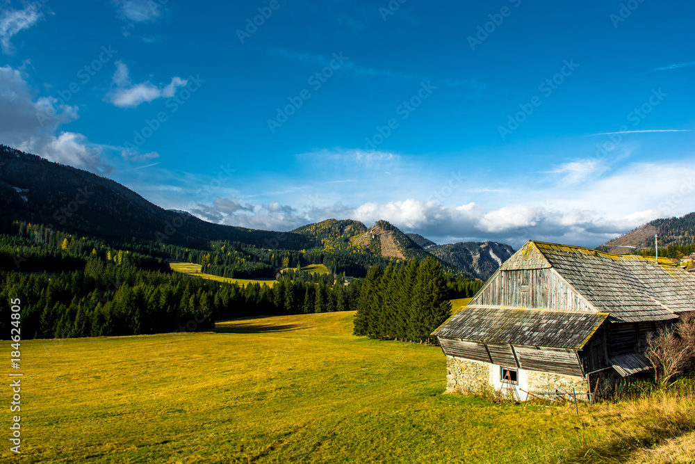 Ländliche Landschaft mit Bergen in Österreich
