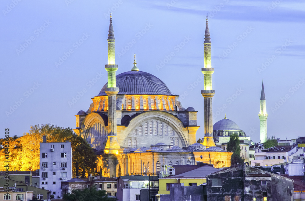 Fototapeta premium Istanbul city scape at sunset, Turkey