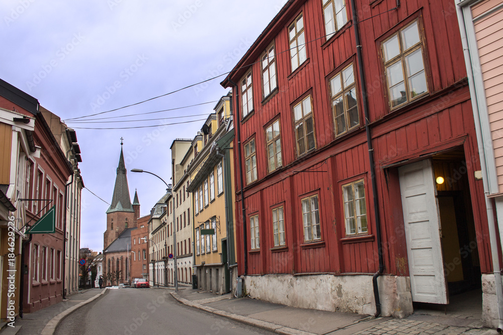 Fototapeta premium Tradycyjny nordycki kościół i budynki w dzielnicy Saint Hanshaugen w Oslo