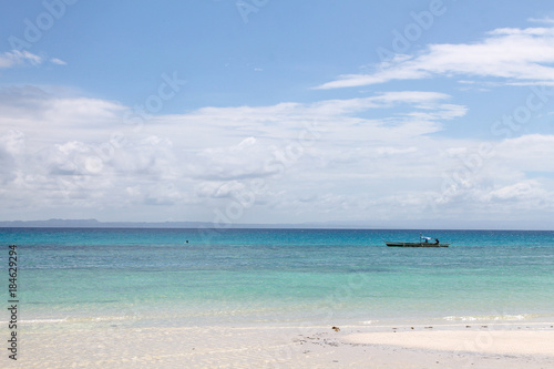 Fototapeta Naklejka Na Ścianę i Meble -  Tropical pearly white beach and turquoise ocean