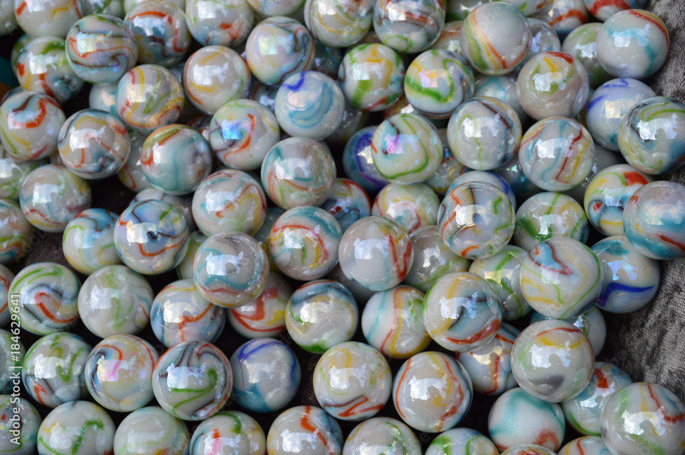 Canicas, bolas de cristal de colores Stock Photo