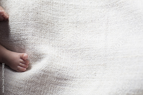piede neonato su lenzuolo  photo
