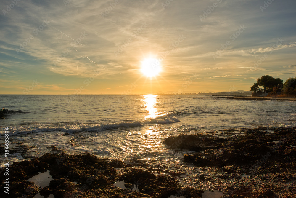 Obraz premium The coast of Oropesa del Mar at a sunrise