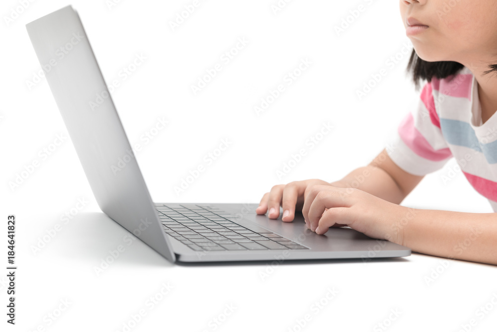 Naklejka premium girl student using laptop to do homework