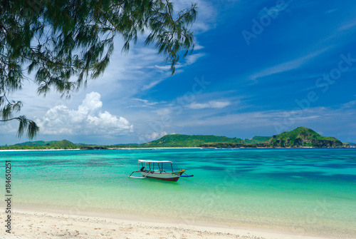 Fototapeta Naklejka Na Ścianę i Meble -  tropical beach in island Lombok, Indonesia with boat and turquoise lagoon.