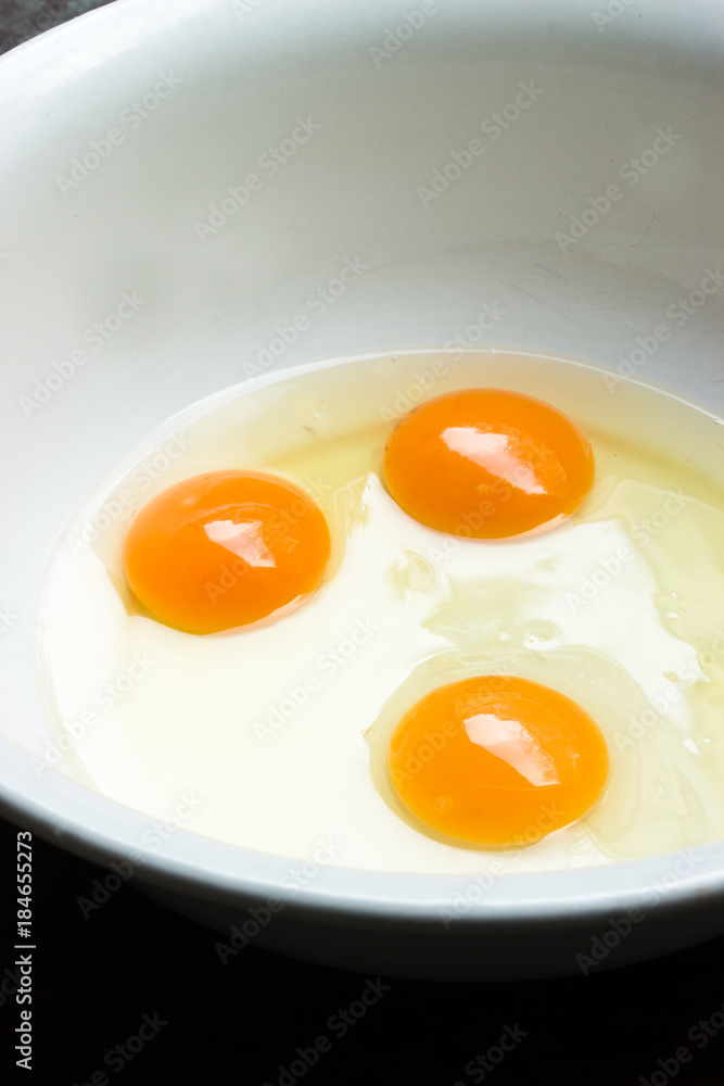 aufgeschlagene Eier in einer Schüssel zum Kochen aufgeschlagene Eier in einer Schüssel zum Kochen