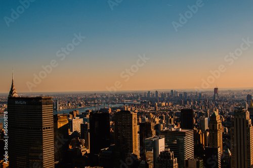 New Yorker Skyline bei Sonnenuntergang © foxtrotromeo